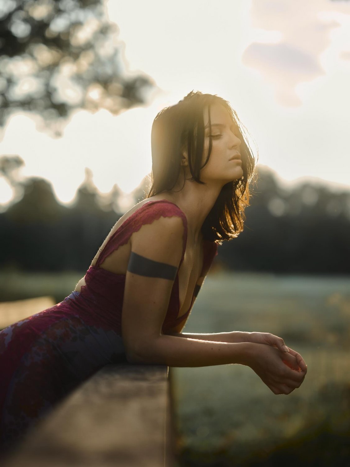 Gorgeous classy girl shows off #0EFzmUvd